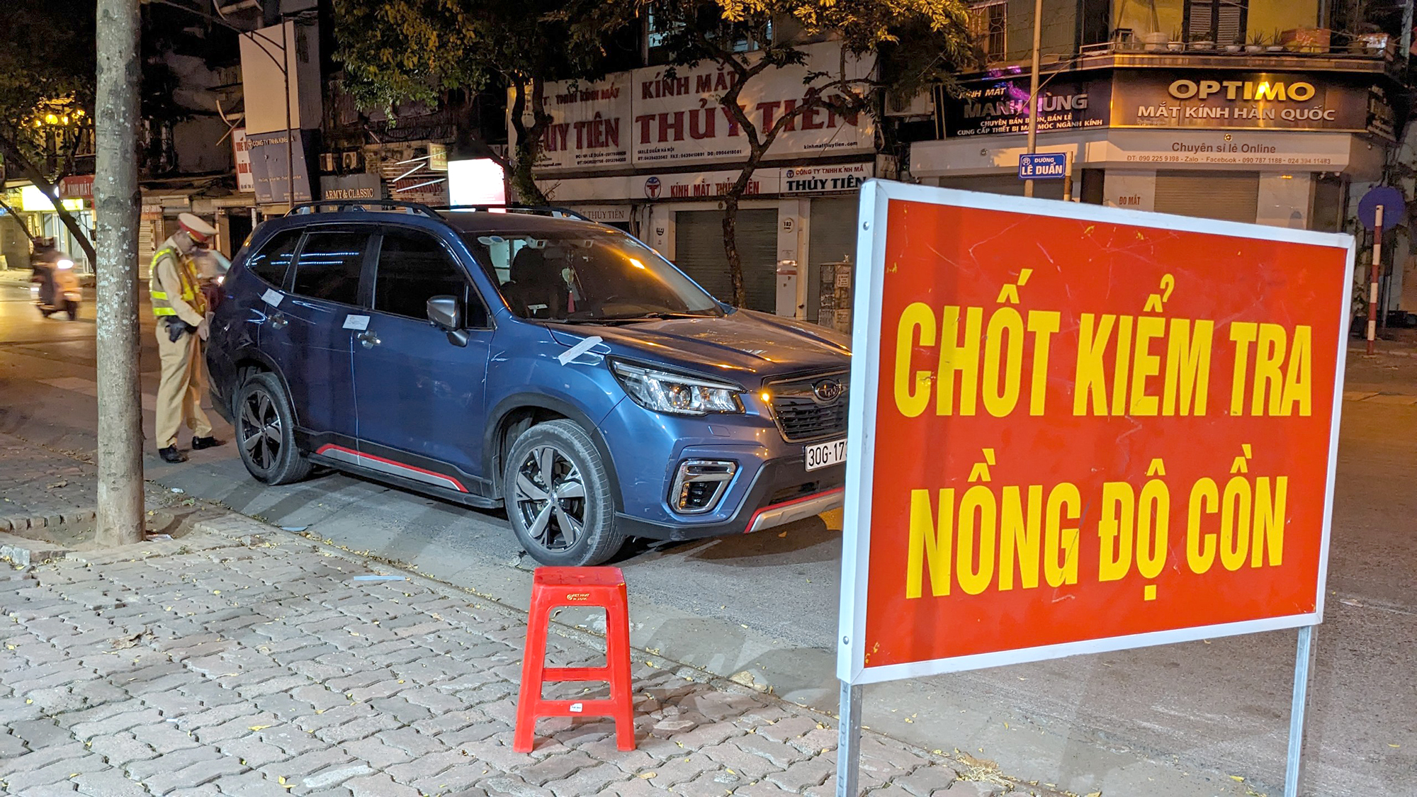 C&ocirc;ng chức uống rượu, bia l&aacute;i xe kh&oacute; tho&aacute;t kỷ luật - Ảnh 1.