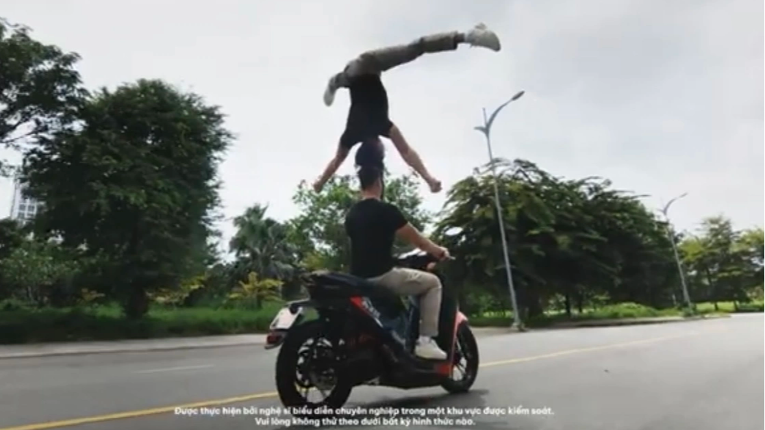 Quảng c&aacute;o chồng đầu l&aacute;i xe của Dat Bike truyền tải th&ocirc;ng điệp lệch lạc, độc hại - Ảnh 1.