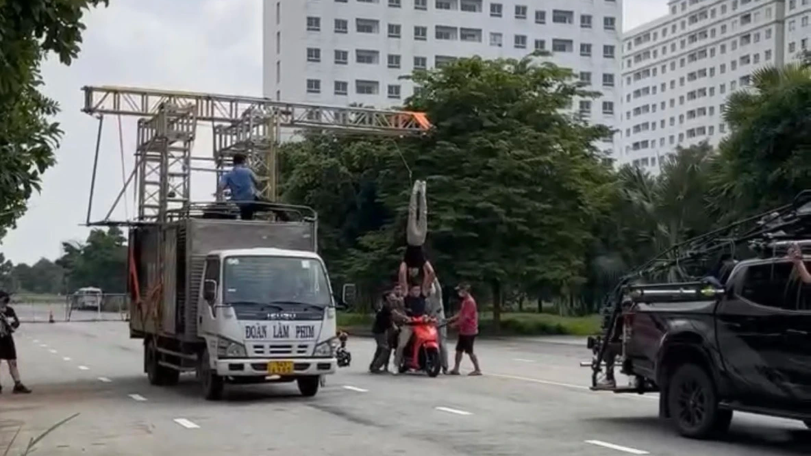 Quảng c&aacute;o chồng đầu l&aacute;i xe của Dat Bike truyền tải th&ocirc;ng điệp lệch lạc, độc hại - Ảnh 3.