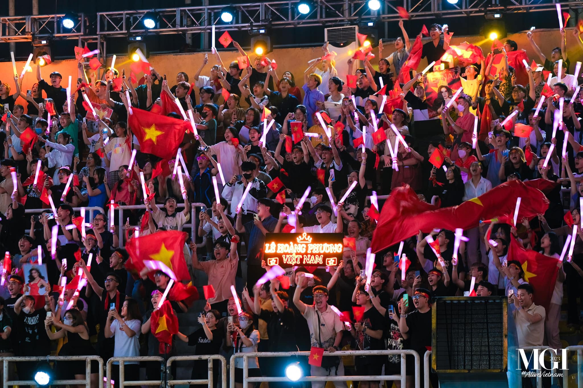 Bố Lê Hoàng Phương bật khóc sau phần thi của con gái tại Bán kết Miss Grand International - Ảnh 8. Bố Lê Hoàng Phương bật khóc sau phần thi của con gái tại Bán kết Miss Grand International - Ảnh 8.