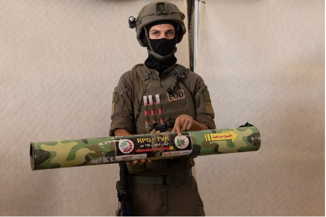 "Đây là tài liệu quân sự bí mật": Chiến binh Hamas để lộ kế tiết lộ khả năng của Hamas - Ảnh 2. "Đây là tài liệu quân sự bí mật": Chiến binh Hamas để lộ kế tiết lộ khả năng của Hamas - Ảnh 2.