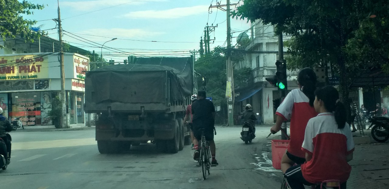 D&acirc;n "than trời" v&igrave; đường lầy, bụi do "binh đo&agrave;n" xe tải chạy rầm rầm ở TX Đ&ocirc;ng Triều - Ảnh 3.