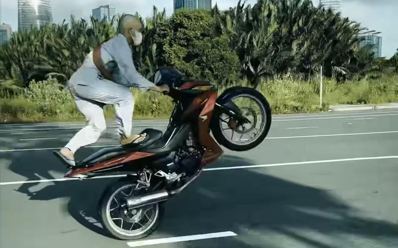 Đang x&aacute;c minh nh&oacute;m thanh ni&ecirc;n bốc đầu xe m&aacute;y, &ldquo;l&agrave;m xiếc&rdquo; tr&ecirc;n đường - Ảnh 2.