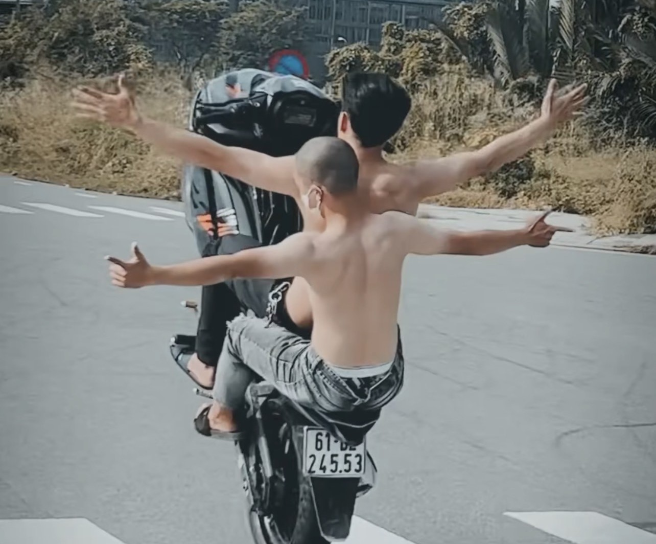 Đang x&aacute;c minh nh&oacute;m thanh ni&ecirc;n bốc đầu xe m&aacute;y, &ldquo;l&agrave;m xiếc&rdquo; tr&ecirc;n đường - Ảnh 3.