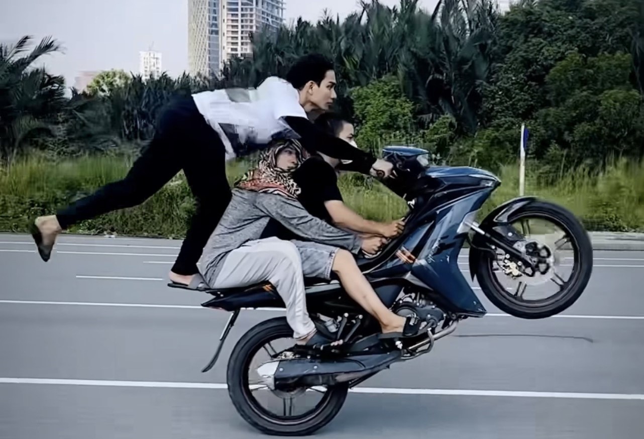 Đang x&aacute;c minh nh&oacute;m thanh ni&ecirc;n bốc đầu xe m&aacute;y, &ldquo;l&agrave;m xiếc&rdquo; tr&ecirc;n đường - Ảnh 4.