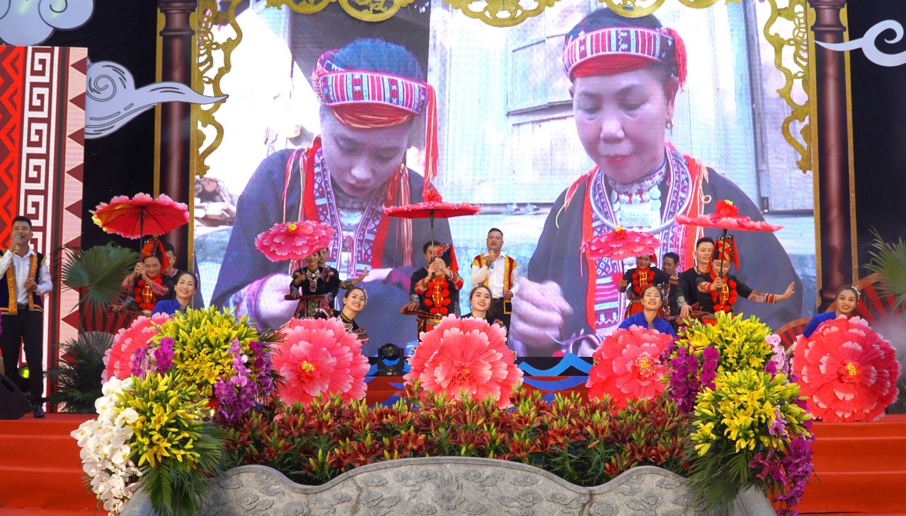 Đặc sắc thực h&agrave;nh t&iacute;n ngưỡng thờ Mẫu Thượng Ng&agrave;n ở Y&ecirc;n B&aacute;i - Ảnh 2.