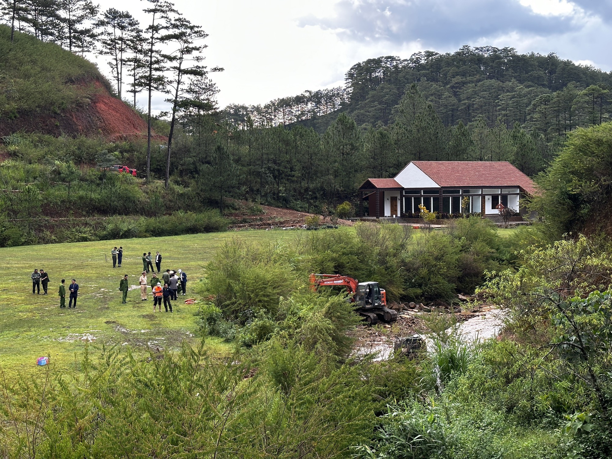 Vụ nước lũ cuốn tr&ocirc;i du kh&aacute;ch nước ngo&agrave;i, cả 4 nạn nh&acirc;n đ&atilde; tử vong - Ảnh 1.