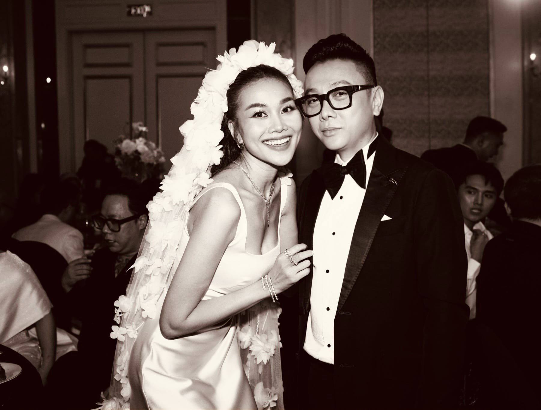 Nh&agrave; thiết kế C&ocirc;ng Tr&iacute;, người anh th&acirc;n thiết, người đ&atilde; thiết kế v&aacute;y cưới cho Thanh Hằng gửi lời ch&uacute;c mừng c&ocirc; d&acirc;u v&agrave; nhắn nhủ: "Em hay n&oacute;i " anh Tr&iacute;, sao anh &iacute;t n&oacute;i lời ngọt ng&agrave;o với em...". Vậy l&agrave; từ nay đ&atilde; c&oacute; người n&oacute;i những lời đ&oacute; thay anh rồi. Ch&uacute;c hai em lu&ocirc;n vui v&agrave; hạnh ph&uacute;c".