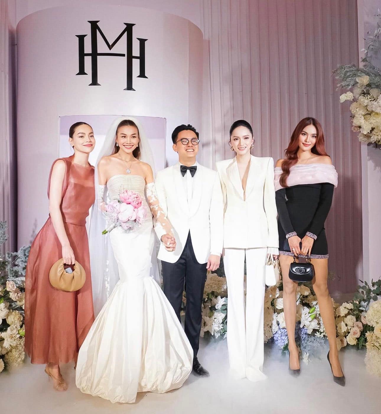 HLV của The New Mentor Trần Ngọc Lan Khu&ecirc; (b&igrave;a phải) cũng h&agrave;i hước đưa ra dự đo&aacute;n sau đạm cưới của Thanh Hằng, Hoa hậu Hương Giang sẽ c&oacute; thể nối g&oacute;t đ&agrave;n chị trơ th&agrave;nh c&ocirc; d&acirc;u: "V&iacute;a nhiều như n&agrave;y chắc The New Mentor m&ugrave;a 2 người chị Nguyễn Hương Giang c&oacute; chồng ha chị Hồ Ngọc H&agrave;.