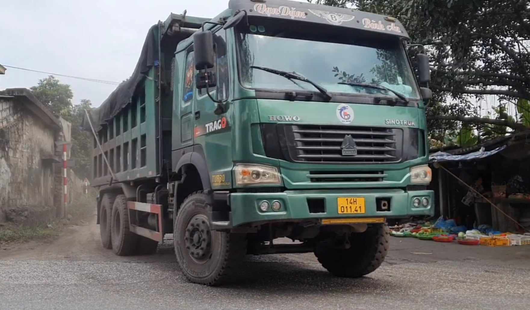 Người d&acirc;n khốn khổ v&igrave; xe chở than quần h&agrave;nh qua khu d&acirc;n cư  - Ảnh 4.