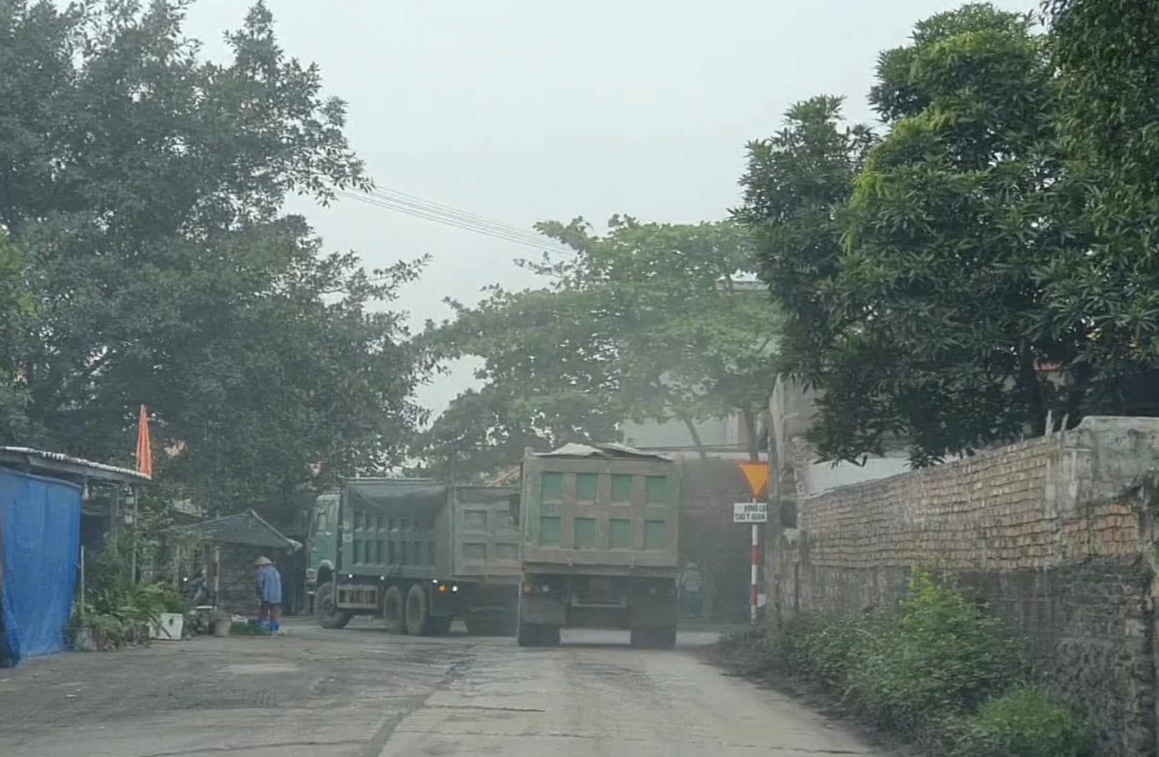 Người d&acirc;n khốn khổ v&igrave; xe chở than quần h&agrave;nh qua khu d&acirc;n cư  - Ảnh 6.
