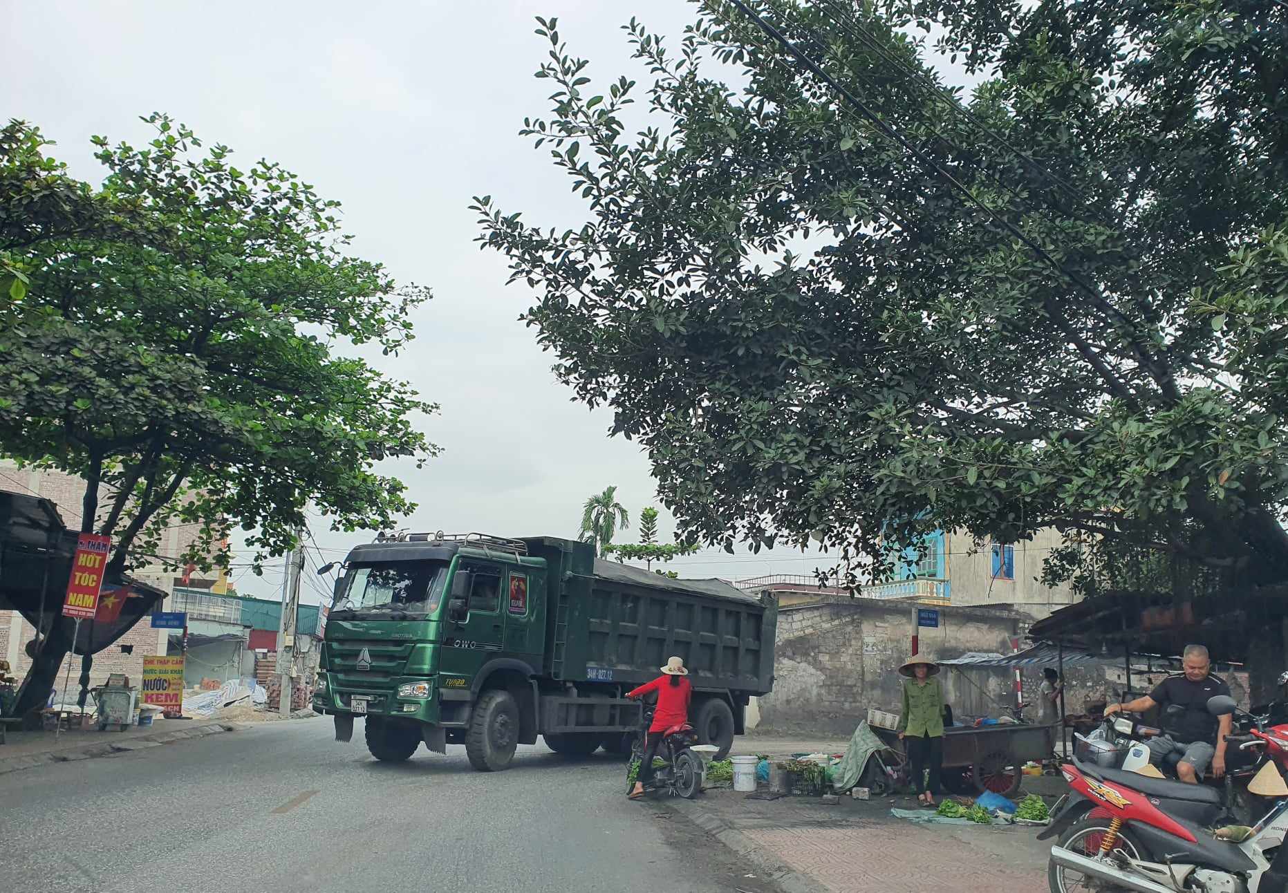 Người d&acirc;n khốn khổ v&igrave; xe chở than quần h&agrave;nh qua khu d&acirc;n cư  - Ảnh 5.