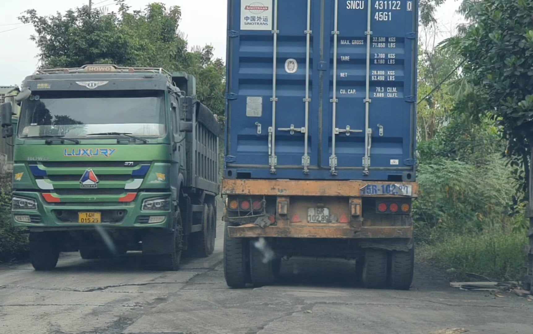 Người d&acirc;n khốn khổ v&igrave; xe chở than quần h&agrave;nh qua khu d&acirc;n cư  - Ảnh 2.