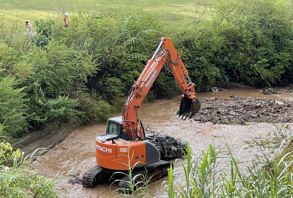 Nước lũ cuốn tr&ocirc;i xe &ocirc; t&ocirc; chở kh&aacute;ch du lịch, hai người tử vong - Ảnh 1.