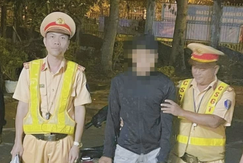 Ph&aacute;t hiện ba thanh ni&ecirc;n dương t&iacute;nh với ma t&uacute;y khi đang chạy m&ocirc; t&ocirc; tr&ecirc;n QL20 - Ảnh 1.
