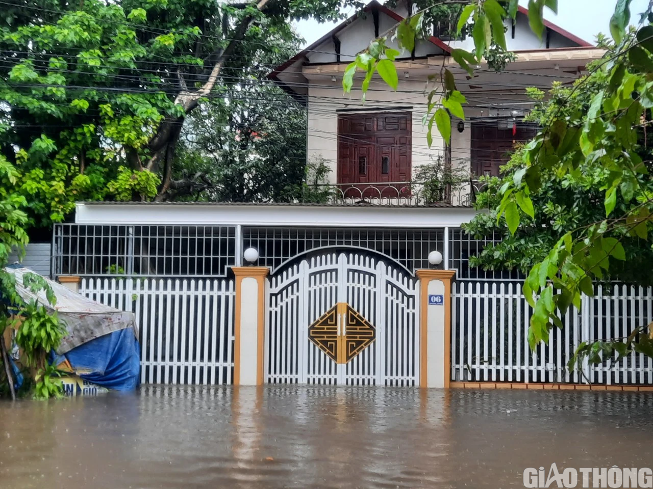 Mưa lớn, nhiều tuyến đường ở Quảng Trị... th&agrave;nh s&ocirc;ng, cầu tr&agrave;n ngập lụt - Ảnh 8.