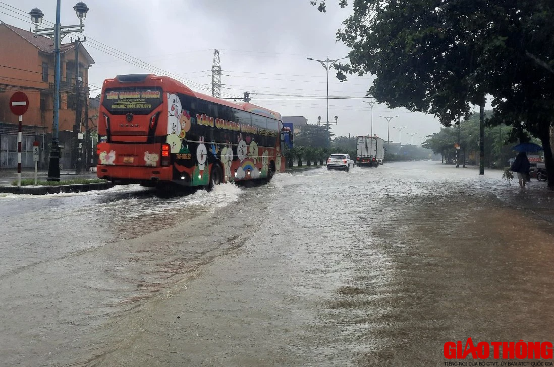 Cầu tr&agrave;n QL15D lại bị ngập, đường l&ecirc;n cửa khẩu La Lay &aacute;ch tắc - Ảnh 2.