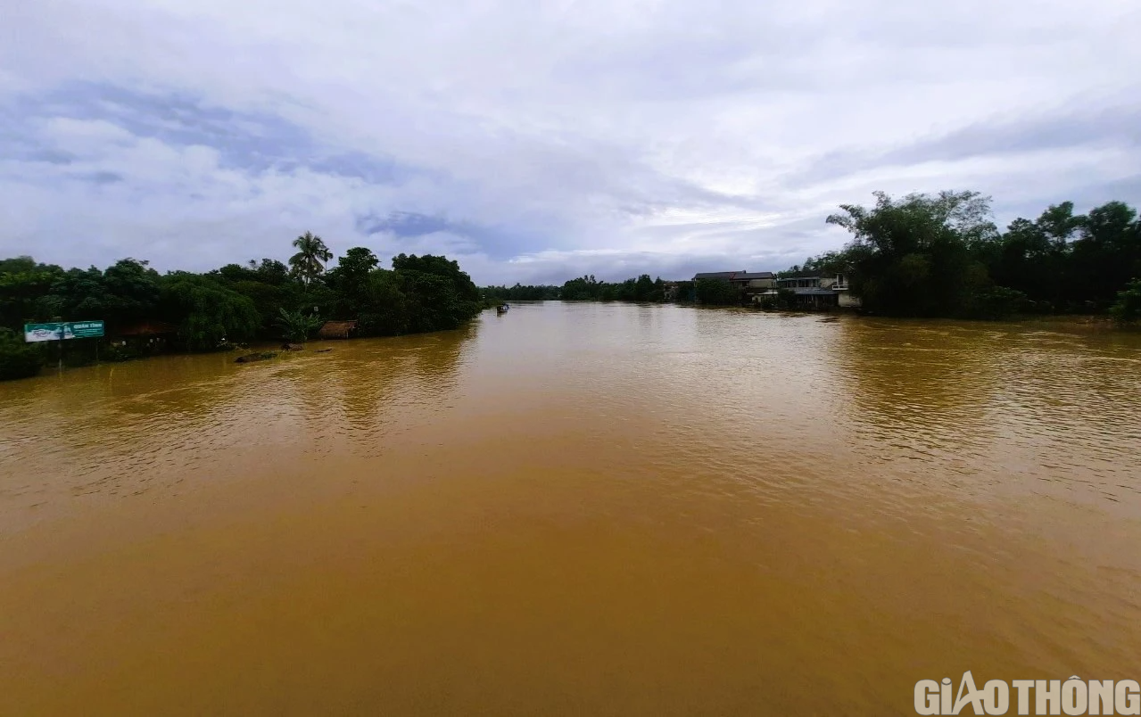 Nhiều nơi tại Quảng Trị v&agrave; Huế ngập s&acirc;u, d&acirc;n di chuyển bằng thuyền, b&ograve; l&ecirc;n cầu tr&aacute;nh lụt - Ảnh 6.