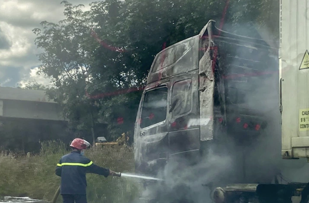 Ch&aacute;y xe đầu k&eacute;o tr&ecirc;n cao tốc Phan Thiết - Dầu Gi&acirc;y - Ảnh 1.