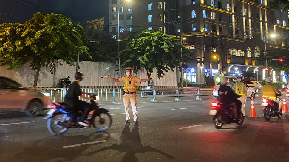 Th&oacute;i quen uống bia "giải kh&aacute;t", nhiều người lao động hối hận khi bị phạt   - Ảnh 1.