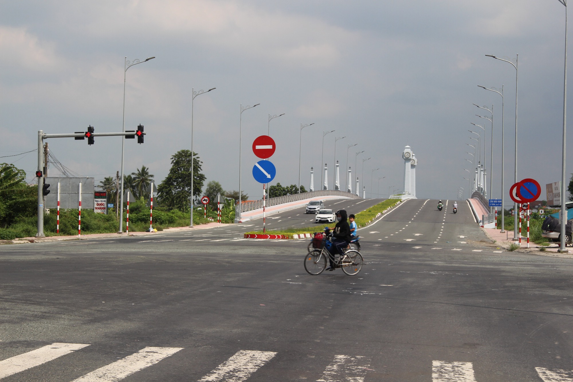 Gấp r&uacute;t thi c&ocirc;ng, để đường V&agrave;nh đai TP T&acirc;n An ho&agrave;n th&agrave;nh cuối năm - Ảnh 2.