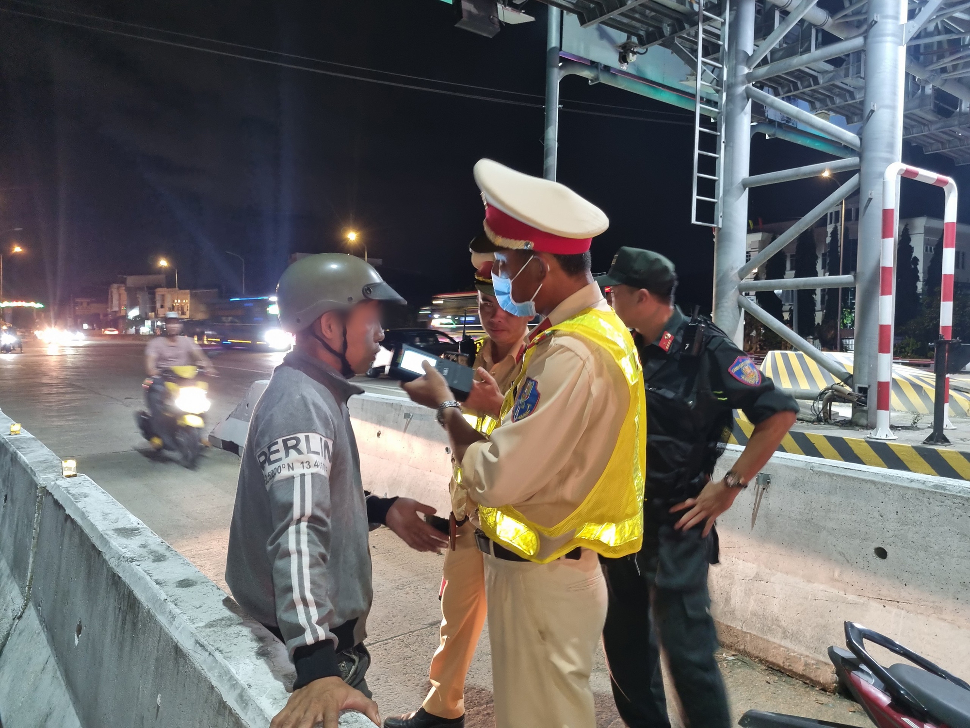 Lập chốt s&aacute;t trạm thu ph&iacute;, CSGT B&igrave;nh Định t&oacute;m gọn h&agrave;ng loạt "ma men"- Ảnh 6.