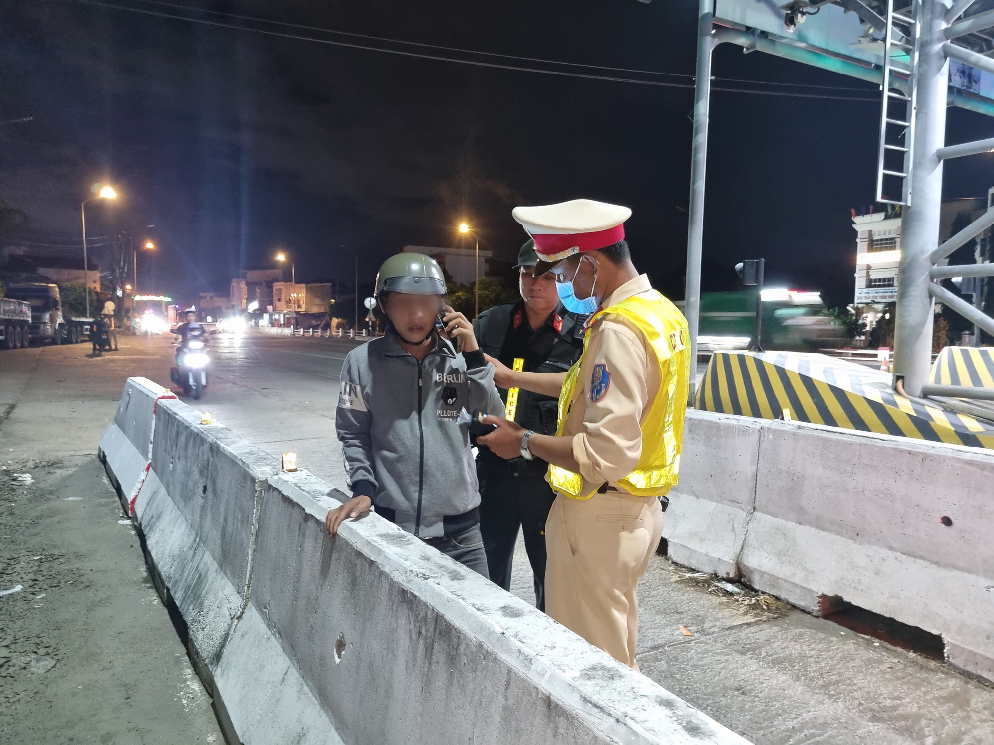 Lập chốt s&aacute;t trạm thu ph&iacute;, CSGT B&igrave;nh Định t&oacute;m gọn h&agrave;ng loạt "ma men"- Ảnh 5.