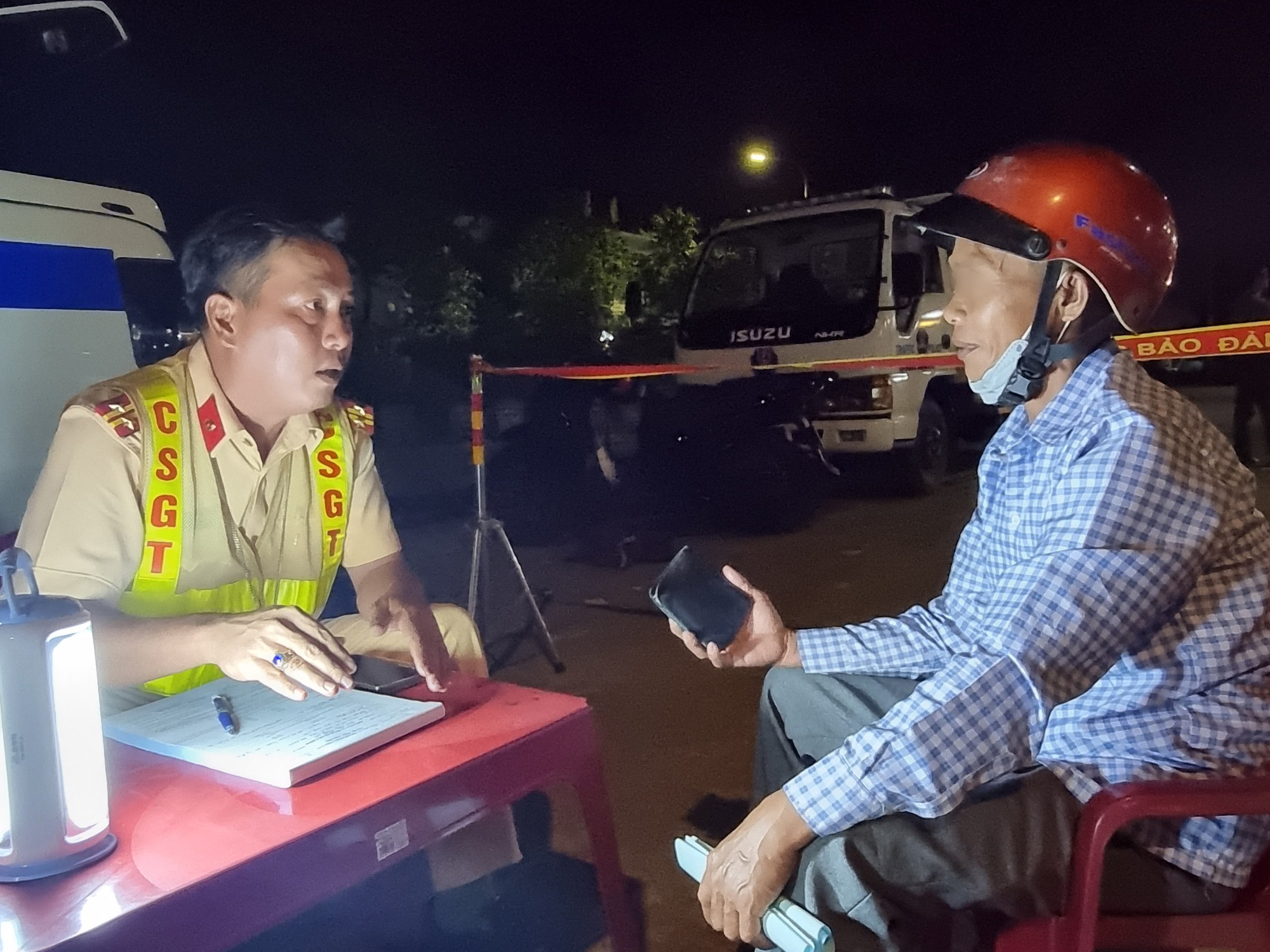 Lập chốt s&aacute;t trạm thu ph&iacute;, CSGT B&igrave;nh Định t&oacute;m gọn h&agrave;ng loạt "ma men"- Ảnh 4.