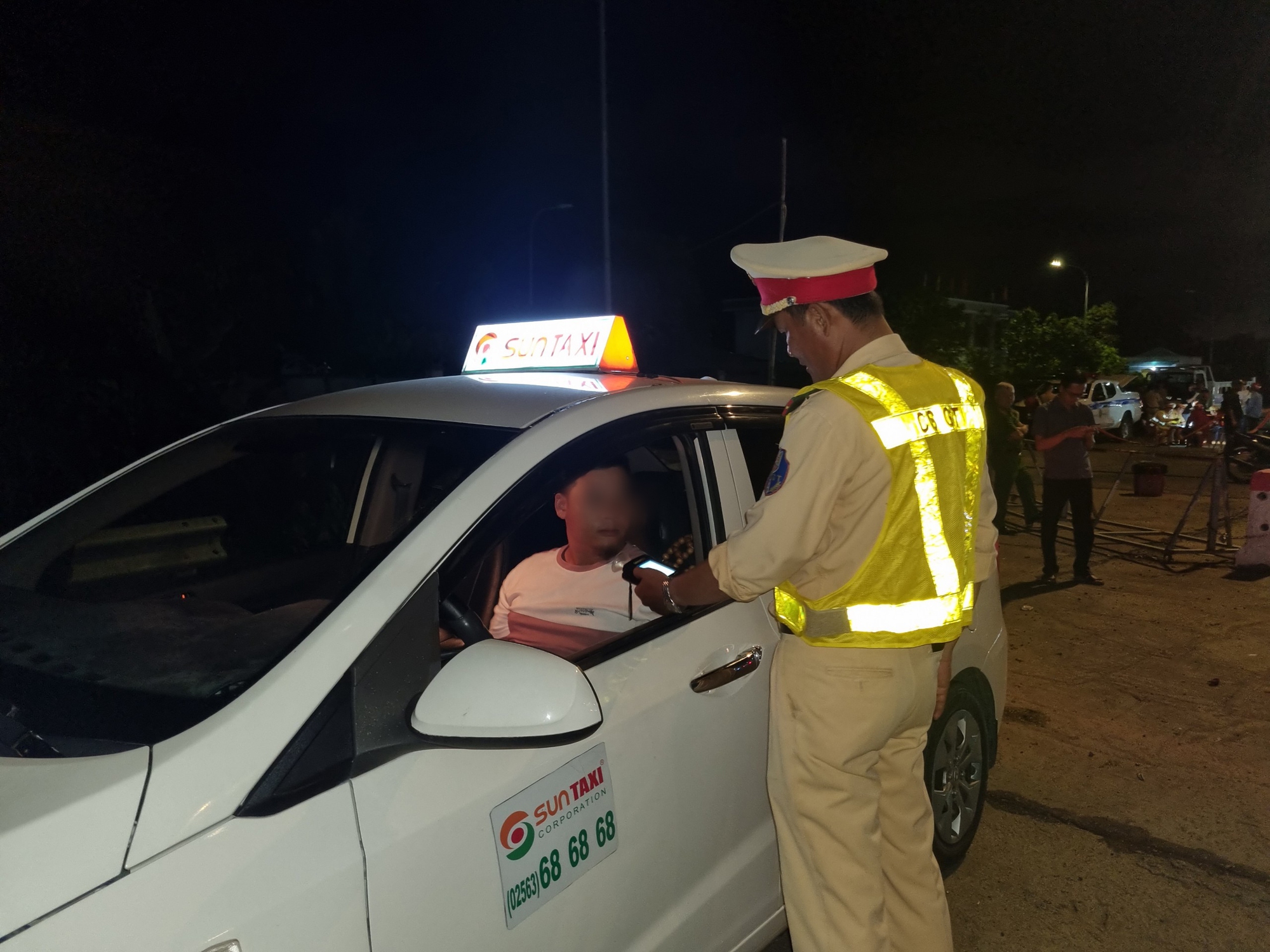 Lập chốt s&aacute;t trạm thu ph&iacute;, CSGT B&igrave;nh Định t&oacute;m gọn h&agrave;ng loạt "ma men"- Ảnh 9.