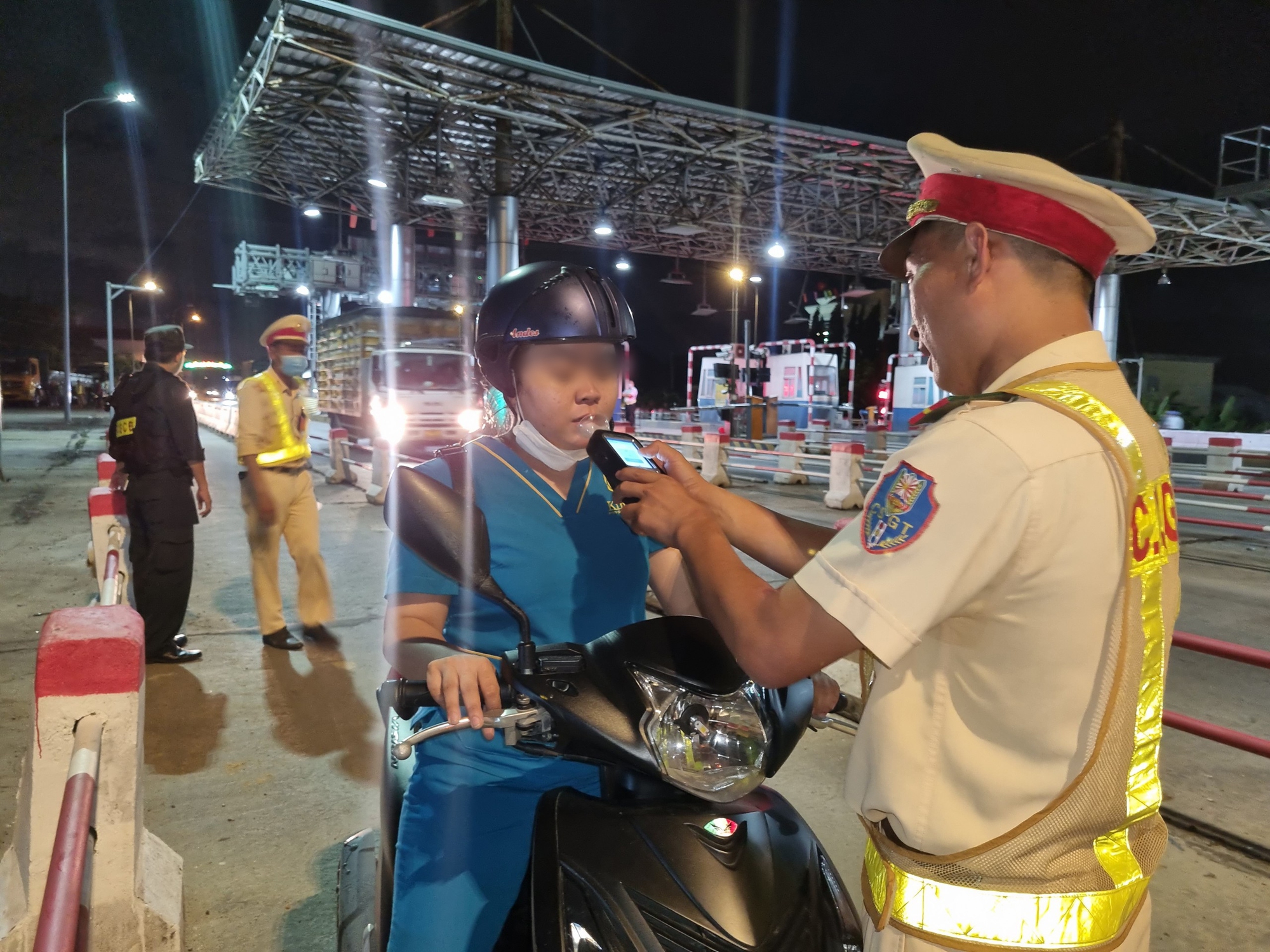 Lập chốt s&aacute;t trạm thu ph&iacute;, CSGT B&igrave;nh Định t&oacute;m gọn h&agrave;ng loạt "ma men"- Ảnh 8.