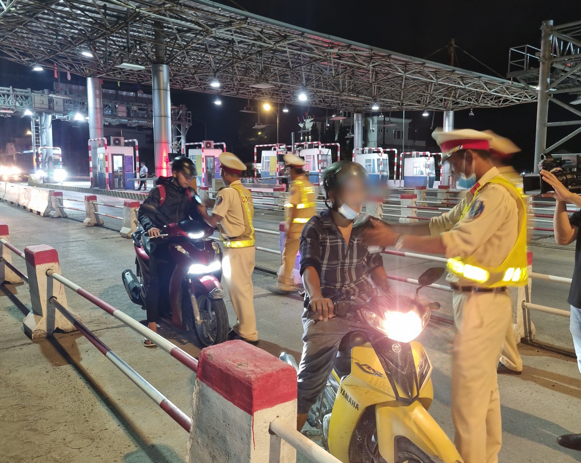 Lập chốt s&aacute;t trạm thu ph&iacute;, CSGT B&igrave;nh Định t&oacute;m gọn h&agrave;ng loạt "ma men"- Ảnh 2.