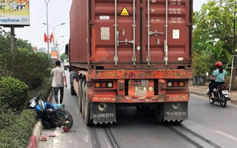 Hiện trường vụ tai nạn giữa &ocirc; t&ocirc; đầu k&eacute;o v&agrave; xe m&aacute;y khiến hai người tử vong.