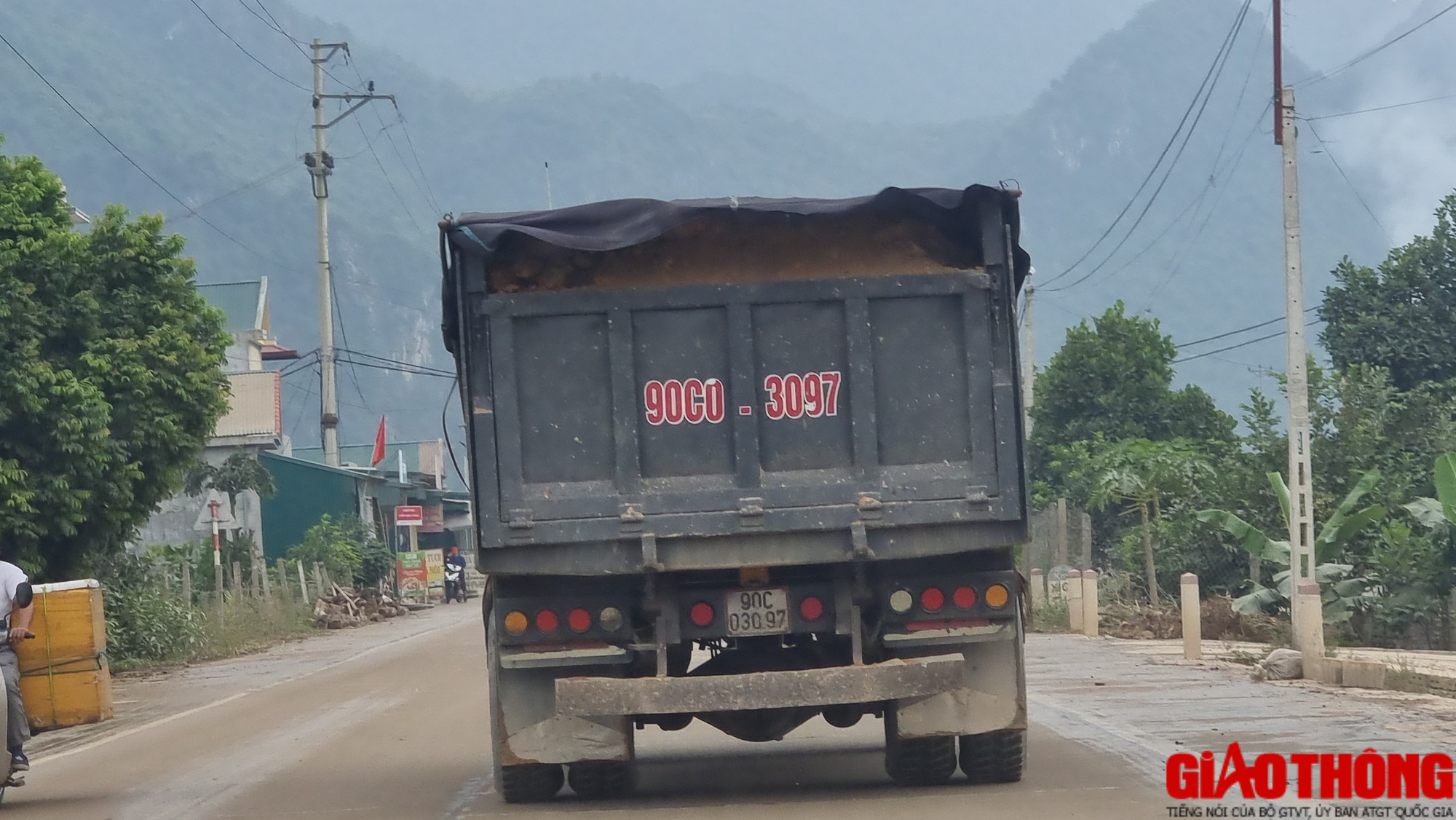 Ho&agrave; B&igrave;nh: Xe chở c&oacute; ngọn lộng h&agrave;nh, người d&acirc;n bức x&uacute;c chặn đường   - Ảnh 1.