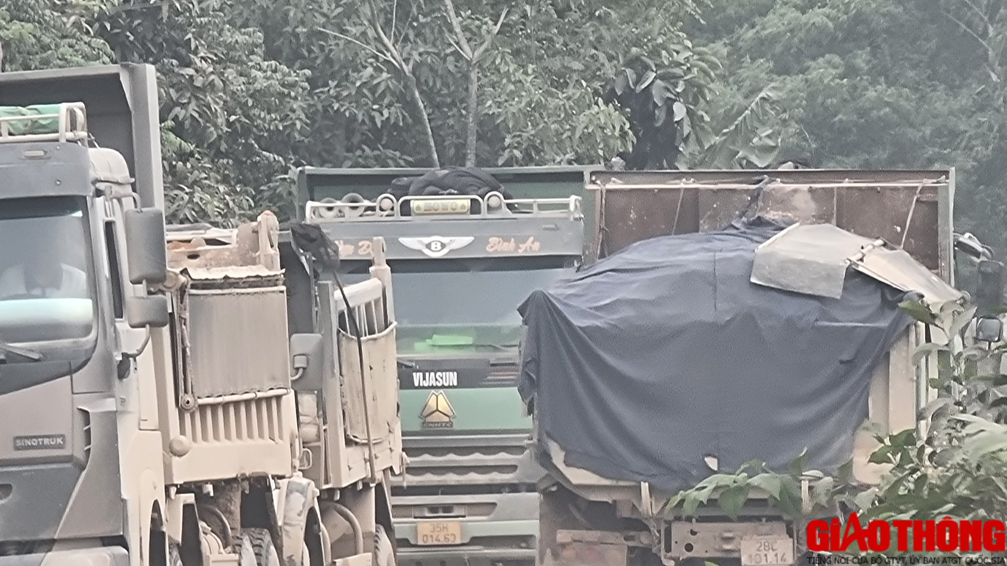 Xe chở c&oacute; ngọn lộng h&agrave;nh tr&ecirc;n c&aacute;c tuyến đường tỉnh ở H&ograve;a B&igrave;nh   - Ảnh 5.