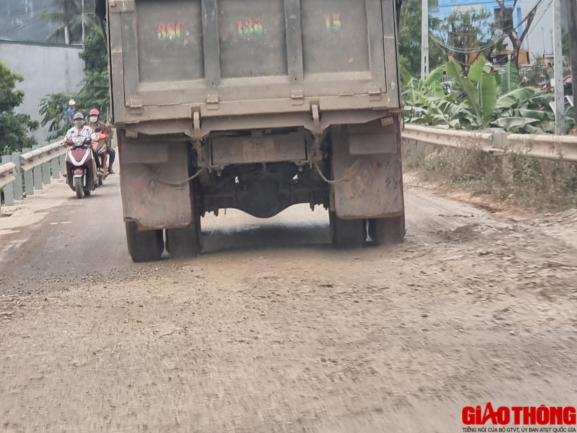 Xe chở c&oacute; ngọn lộng h&agrave;nh tr&ecirc;n c&aacute;c tuyến đường tỉnh ở H&ograve;a B&igrave;nh   - Ảnh 6.