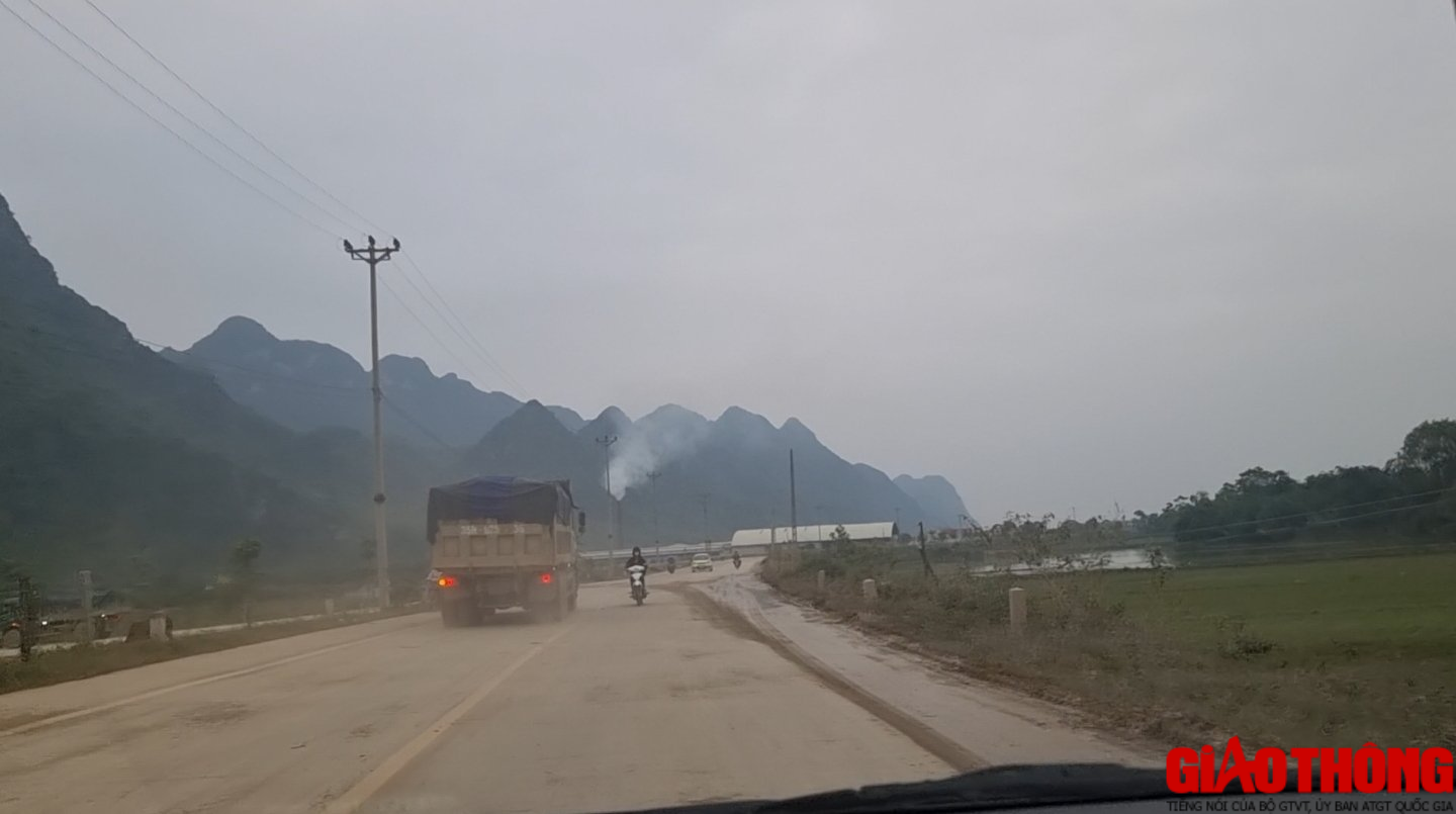 Xe chở c&oacute; ngọn lộng h&agrave;nh tr&ecirc;n c&aacute;c tuyến đường tỉnh ở H&ograve;a B&igrave;nh   - Ảnh 8.