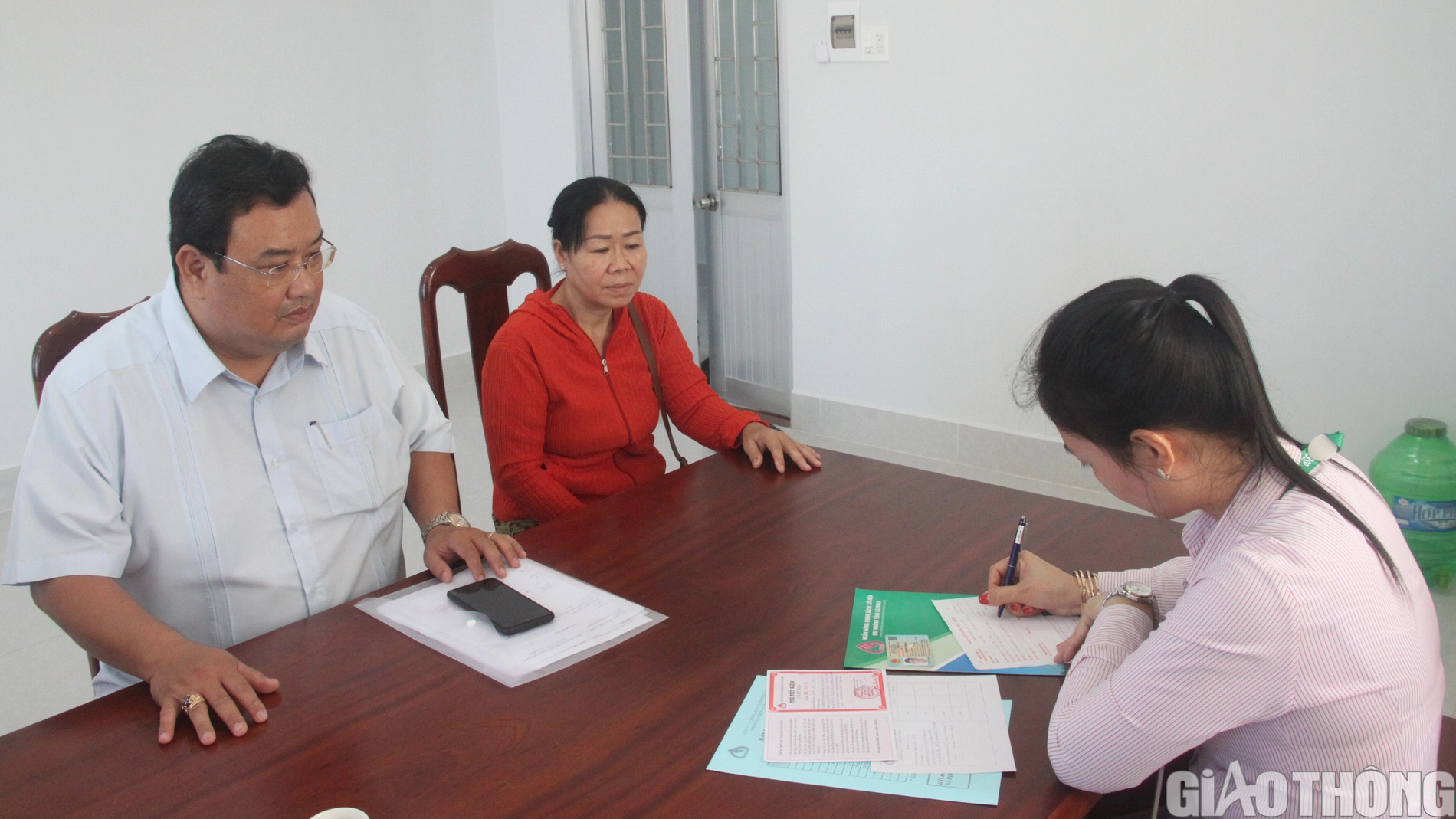 Bạn đọc Báo Giao thông giúp đỡ người đàn ông bị vợ bỏ sau tai nạn 182 triệu đồng - Ảnh 3. Bạn đọc Báo Giao thông giúp đỡ người đàn ông bị vợ bỏ sau tai nạn 182 triệu đồng - Ảnh 3.