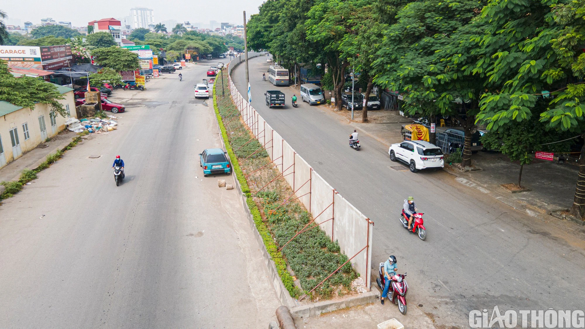 H&agrave;ng r&agrave;o b&ecirc; t&ocirc;ng tr&ecirc;n đường V&agrave;nh đai 2,5 vẫn chềnh ềnh, bất chấp lệnh th&aacute;o dỡ - Ảnh 2.