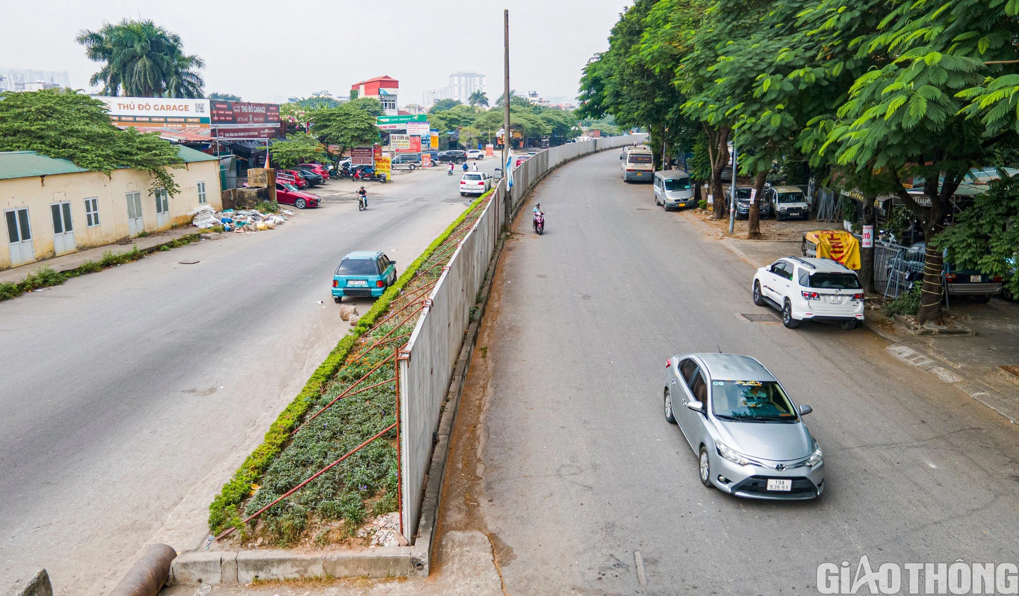 H&agrave;ng r&agrave;o b&ecirc; t&ocirc;ng tr&ecirc;n đường V&agrave;nh đai 2,5 vẫn chềnh ềnh, bất chấp lệnh th&aacute;o dỡ - Ảnh 3.