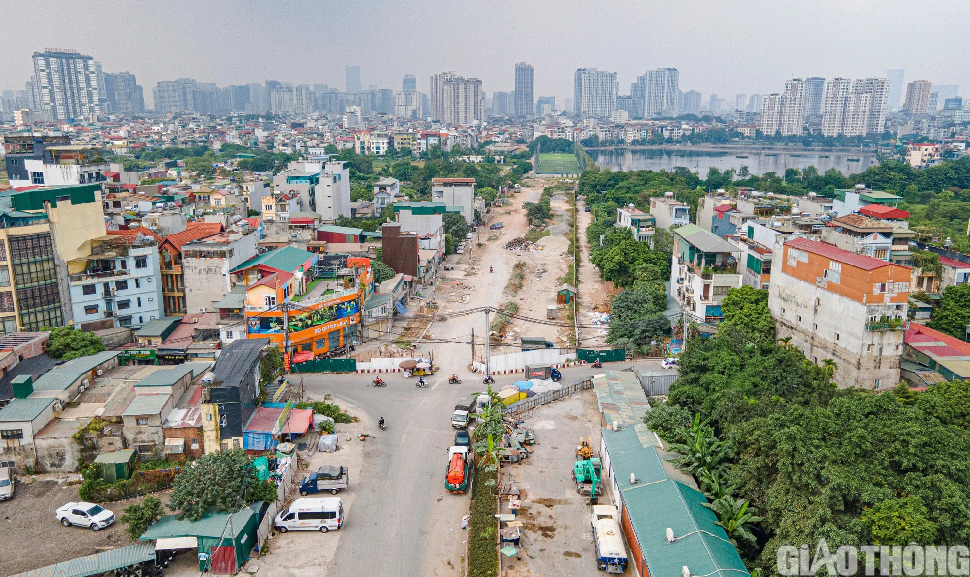 H&agrave;ng r&agrave;o b&ecirc; t&ocirc;ng tr&ecirc;n đường V&agrave;nh đai 2,5 vẫn chềnh ềnh, bất chấp lệnh th&aacute;o dỡ - Ảnh 6.
