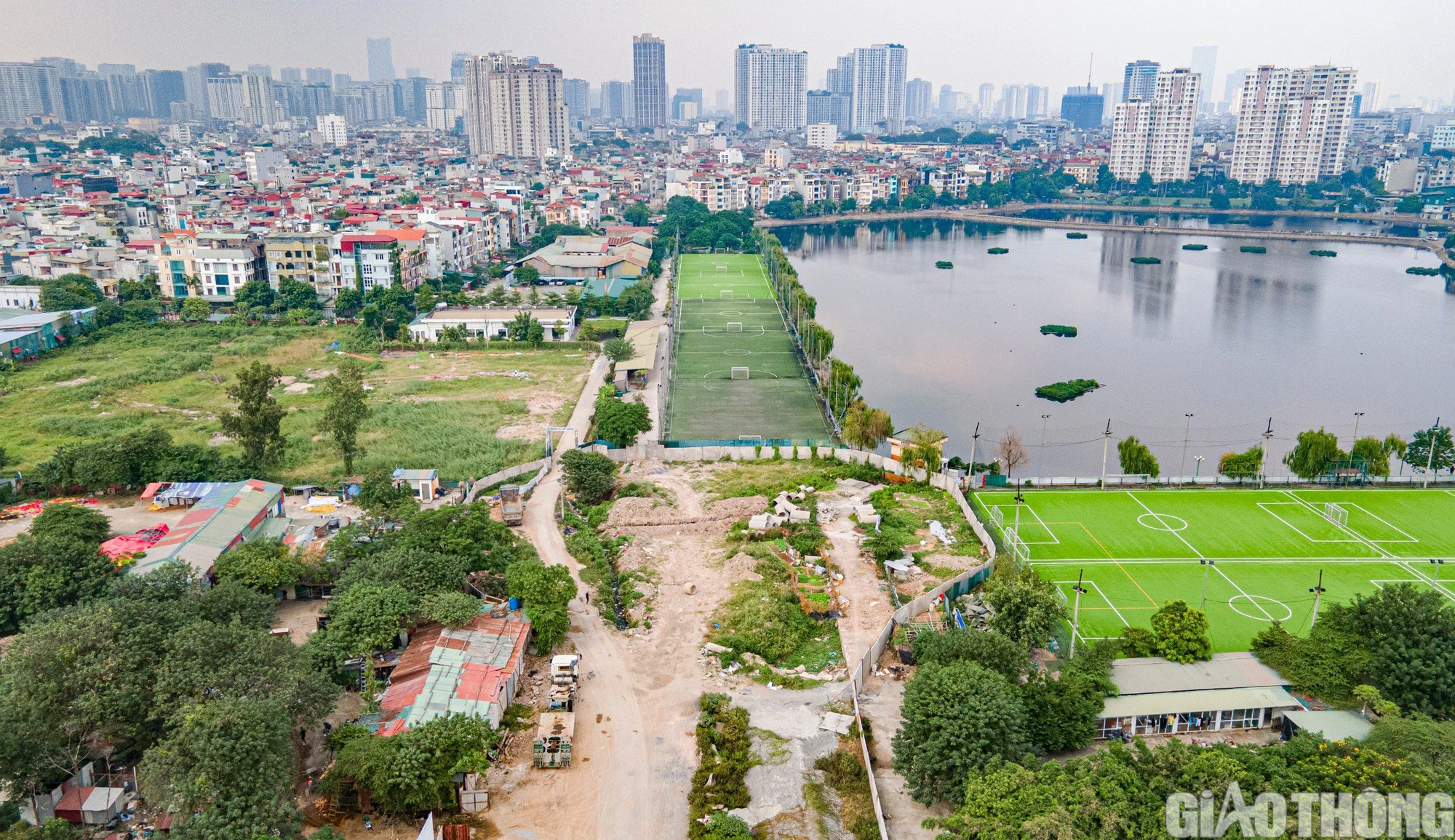 H&agrave;ng r&agrave;o b&ecirc; t&ocirc;ng tr&ecirc;n đường V&agrave;nh đai 2,5 vẫn chềnh ềnh, bất chấp lệnh th&aacute;o dỡ - Ảnh 7.