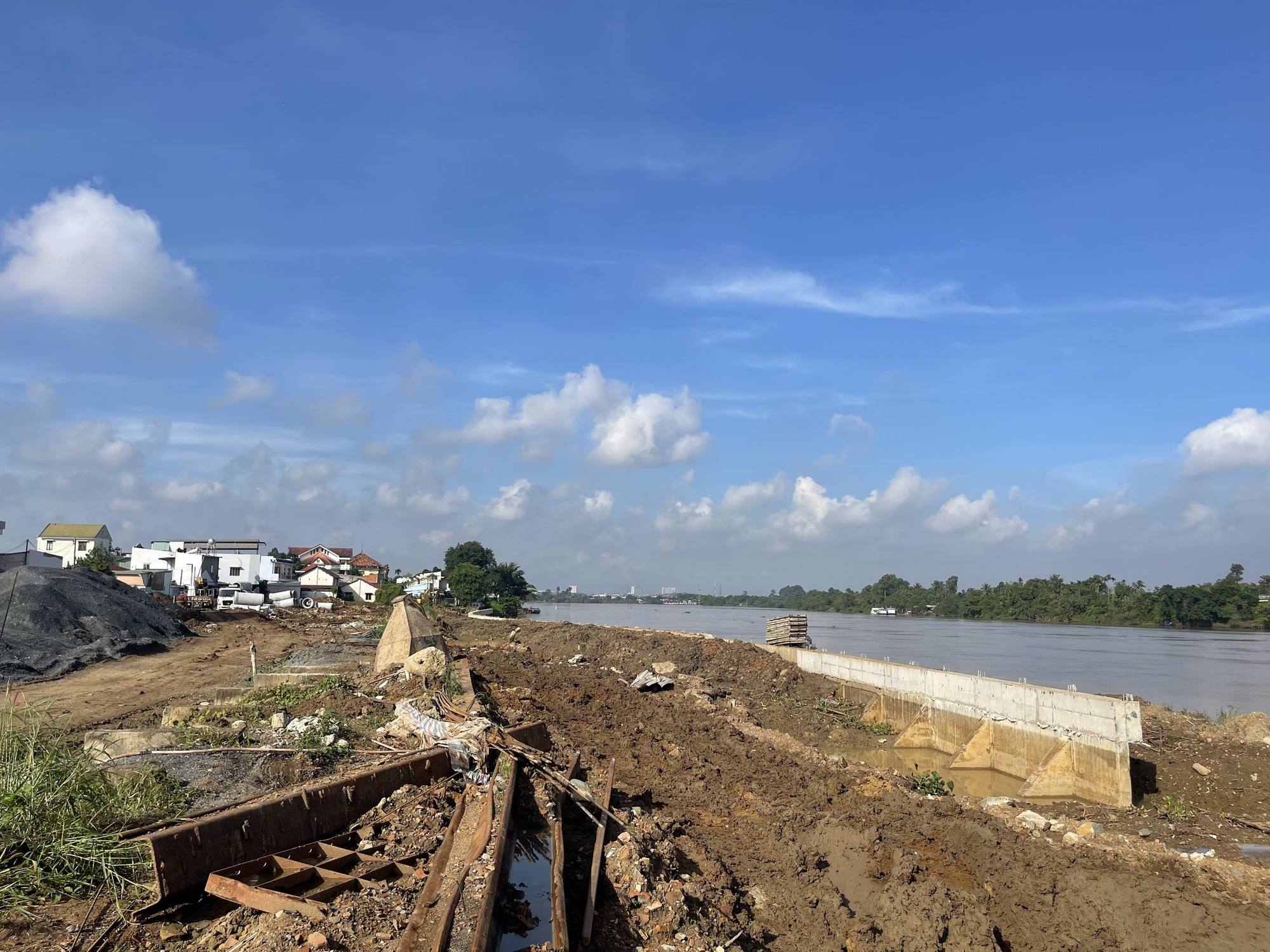 Người d&acirc;n nhường đất l&agrave;m đường ven s&ocirc;ng Đồng Nai vẫn mỏi m&ograve;n chờ t&aacute;i định cư - Ảnh 1.