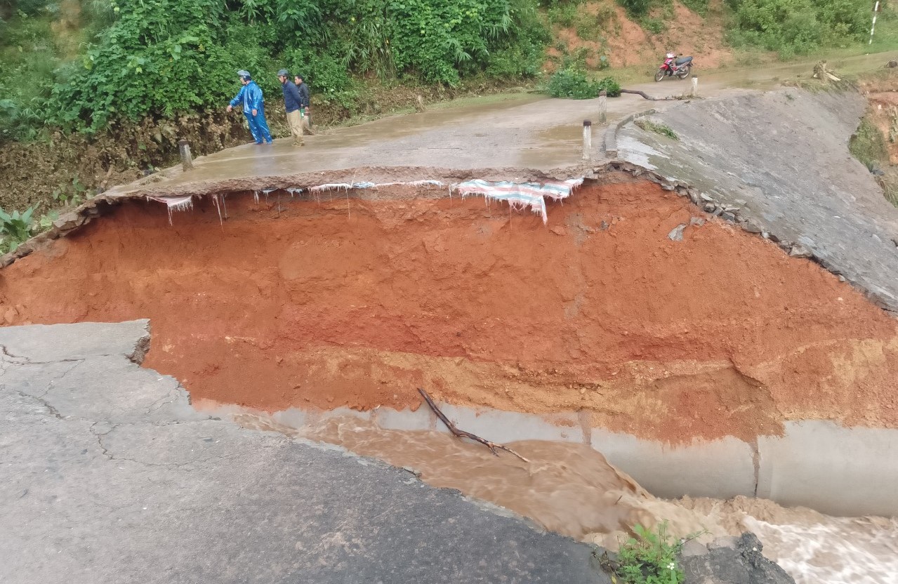 Đường tuần tra bi&ecirc;n giới Sa Trầm &ndash; Pa Linh bị mưa lũ g&acirc;y x&oacute;i lở, cuốn tr&ocirc;i 10m - Ảnh 2.