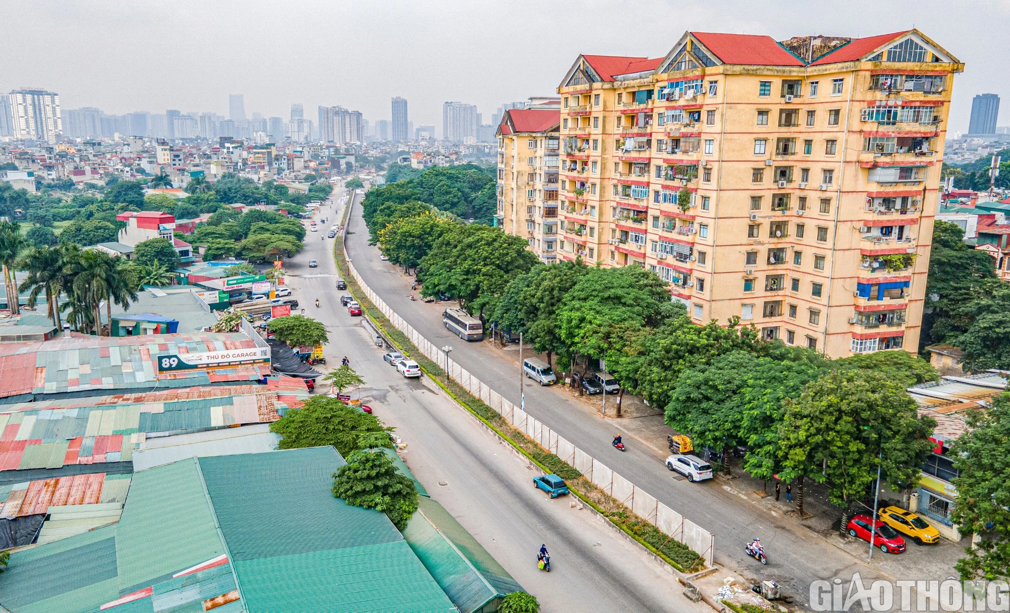 H&agrave;ng r&agrave;o b&ecirc; t&ocirc;ng tr&ecirc;n đường V&agrave;nh đai 2,5 vẫn chềnh ềnh, bất chấp lệnh th&aacute;o dỡ - Ảnh 1.