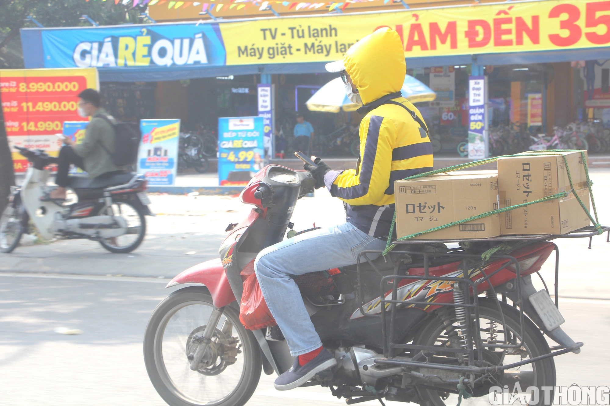 Tr&agrave;n lan vi phạm giao th&ocirc;ng của c&aacute;nh xe &ocirc;m c&ocirc;ng nghệ, shipper giao h&agrave;ng - Ảnh 2.
