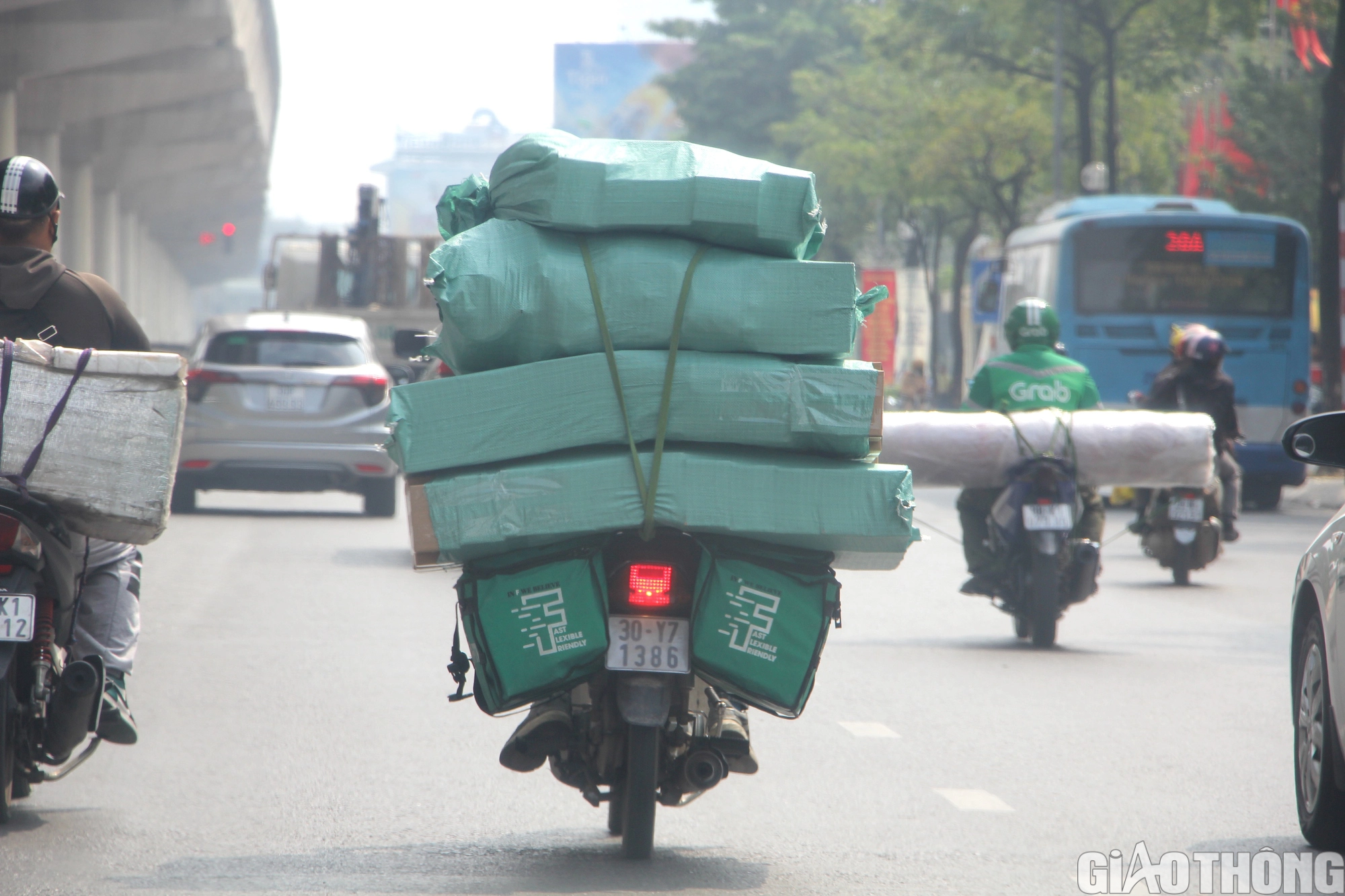 Tr&agrave;n lan vi phạm giao th&ocirc;ng của c&aacute;nh xe &ocirc;m c&ocirc;ng nghệ, shipper giao h&agrave;ng - Ảnh 4.