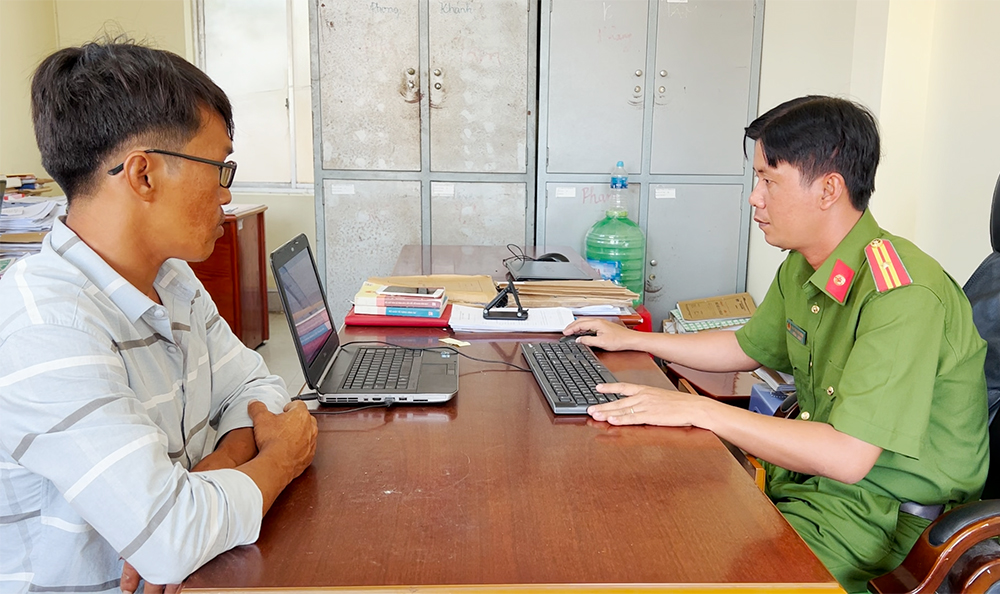 Bắt đối tượng chiếm đoạt t&agrave;i sản rồi thay họ, t&ecirc;n để trốn lệnh truy n&atilde; 11 năm ở An Giang - Ảnh 1.