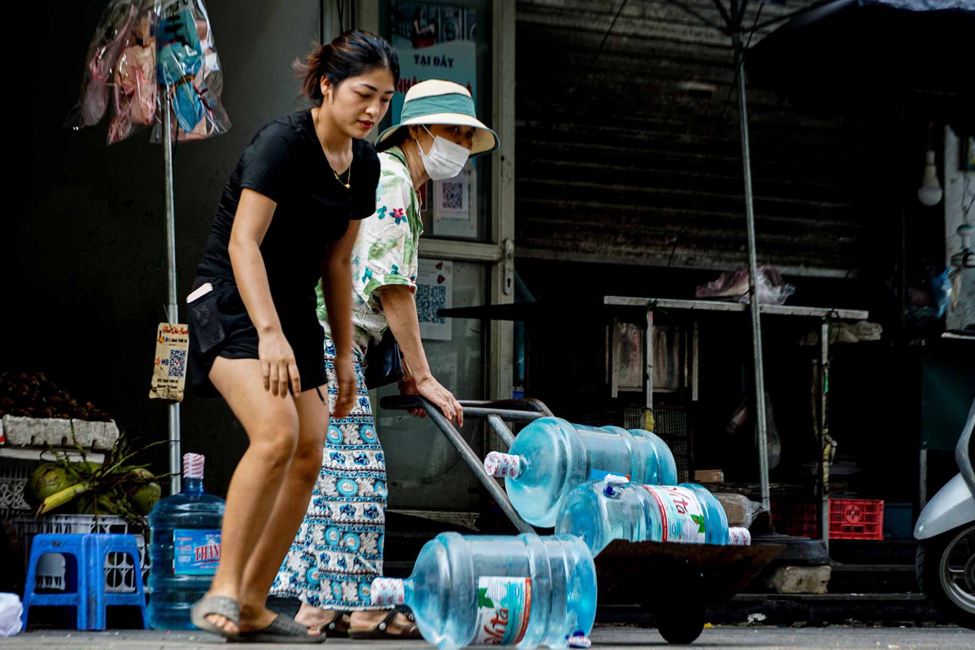 H&agrave;ng qu&aacute;n ế kh&aacute;ch, huyện chỉ đạo khẩn trương khắc phục - Ảnh 4.