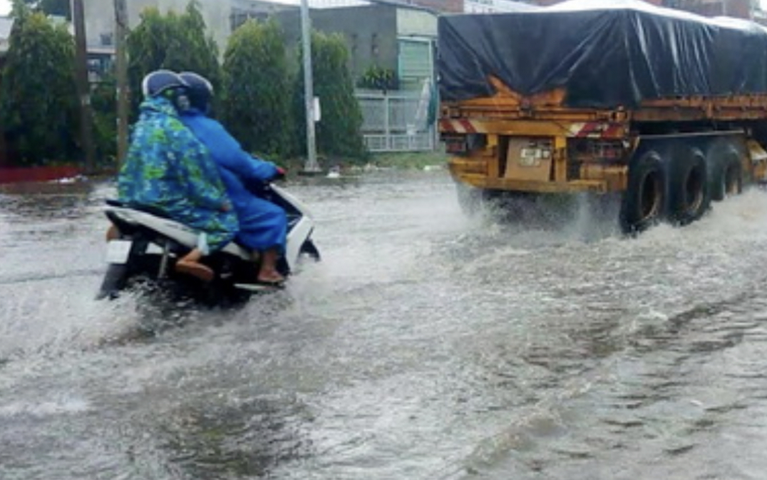 Mưa lớn gây ngập nặng trên QL20 - Ảnh 1. Mưa lớn gây ngập nặng trên QL20 - Ảnh 1.