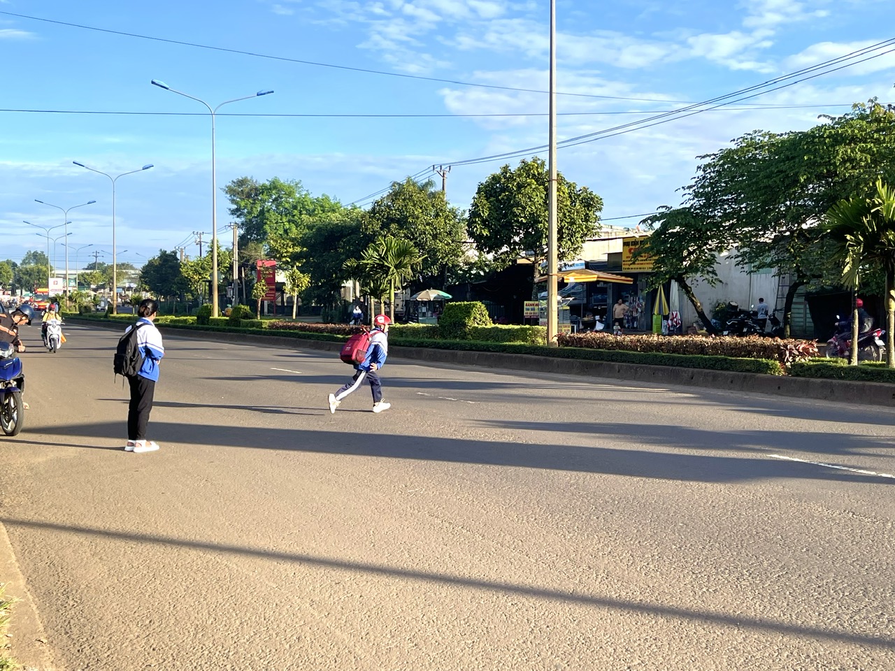 Gia Lai: Đảm bảo ATGT cho học sinh khi trường s&aacute;t quốc lộ - Ảnh 1.